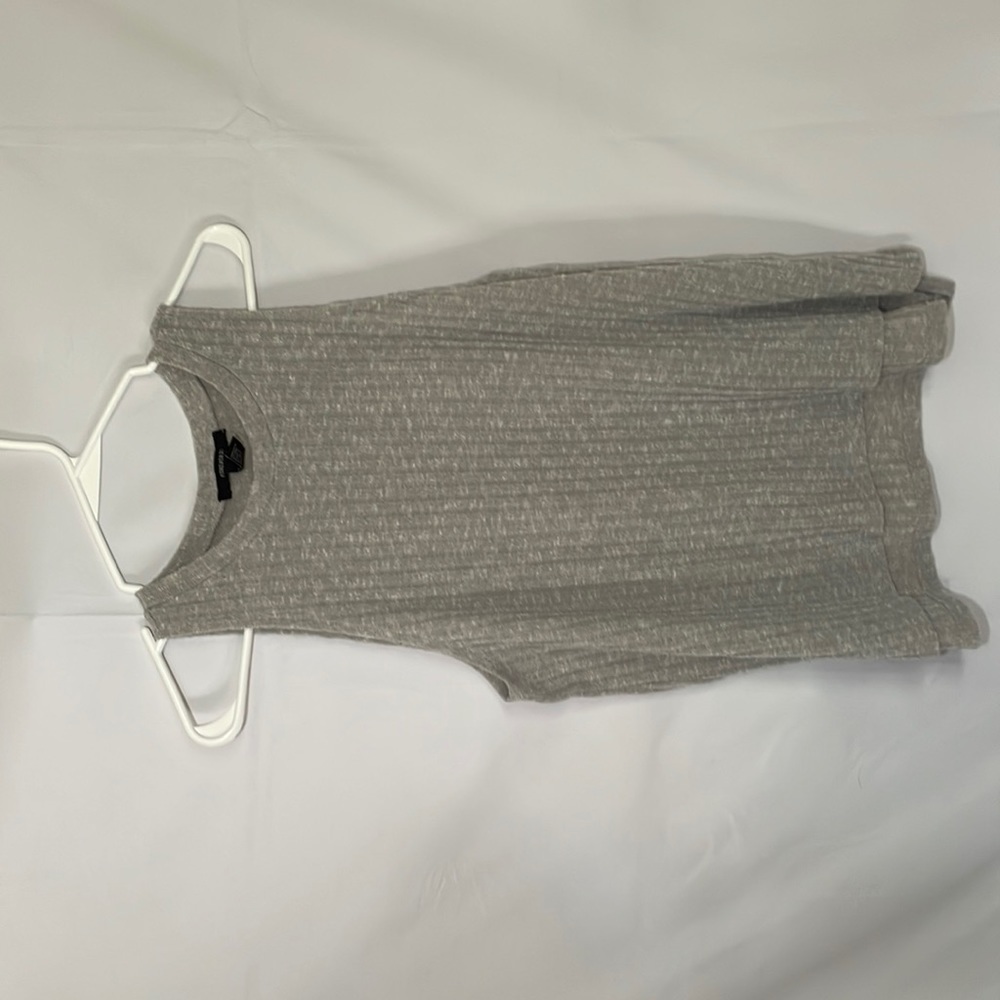 FOREVER 21 Size M Gray Ribbed Sleeveless Top - Thrifty & On-Trend!